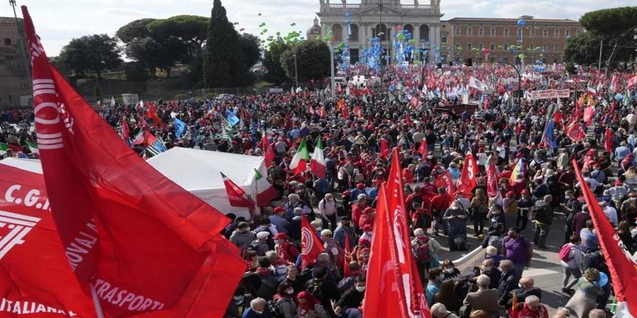 «Οχι στον φασισμό»: 200.000 πολίτες διαδήλωσαν στη Ρώμη